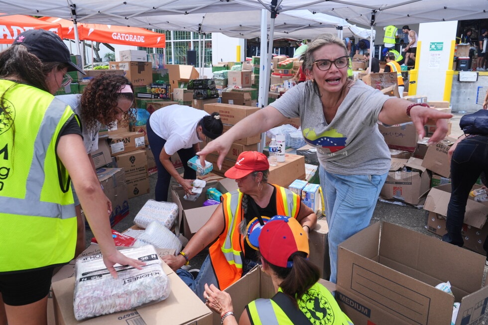 Voluntarios organizando material de ayuda