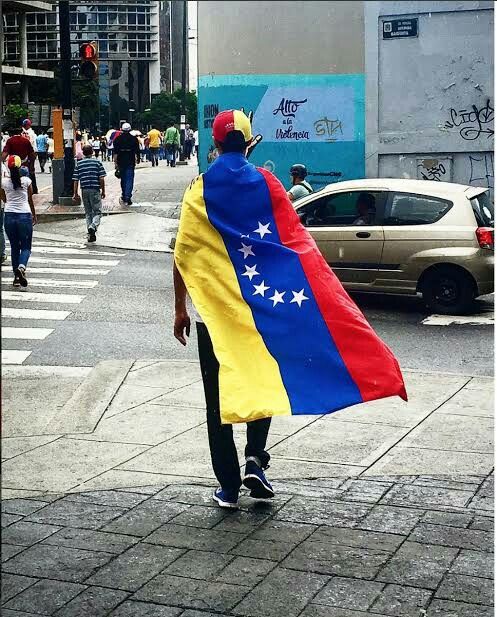 Una bandera de Venezuela colgada en una calle