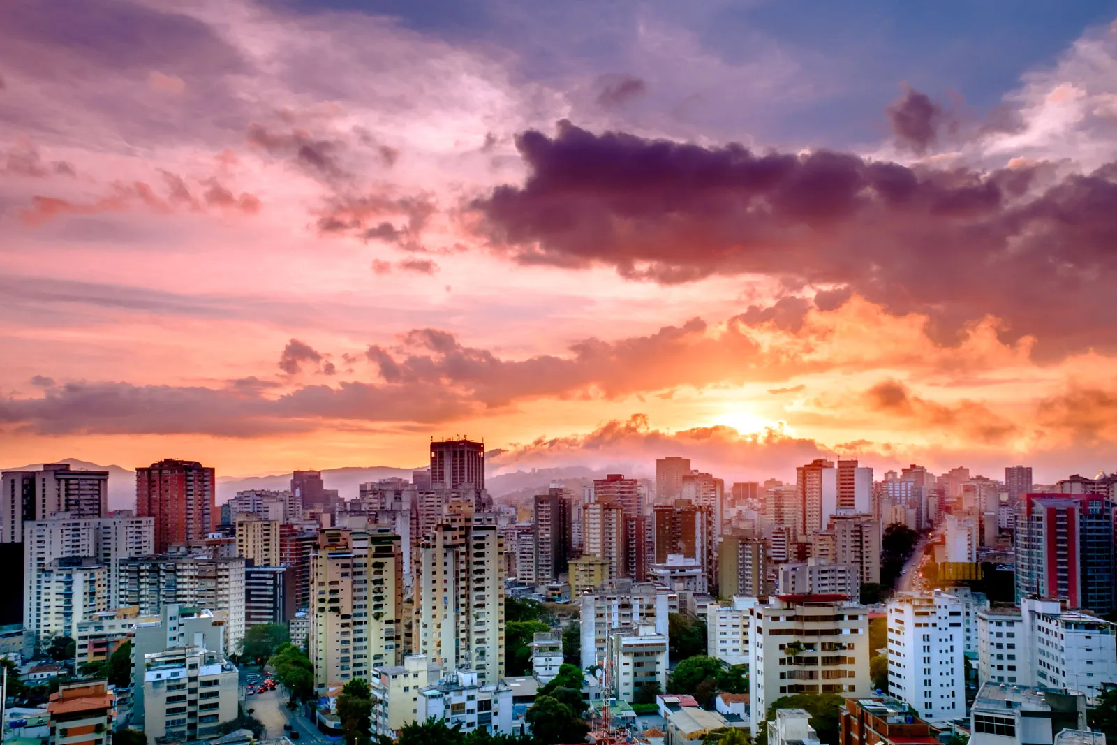 Vista de una ciudad venezolana al atardecer